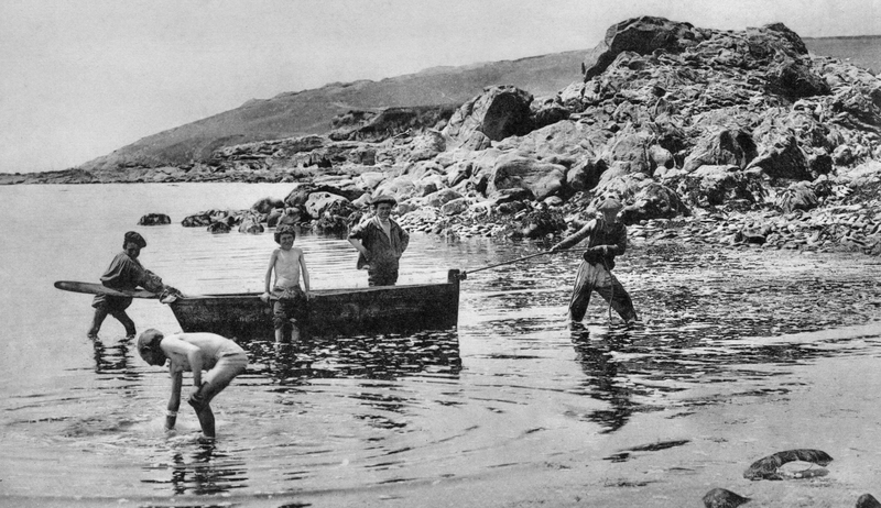 Ch39 - Les gamins du Loch devant le Karreg Filly en 1900