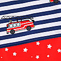 Grand bavoir imprimé camion de pompier bleu marine rayé rouge étoile, serviette de cantine crèche nounou école maternelle