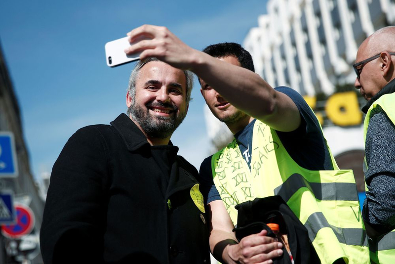 member-of-parliament-alexis-corbiere-of-la-france-insoumise-france-unbowed-poses-for-a-selfie-with-a-protestor-during-the-act-xxi-the-21st-consecutiv