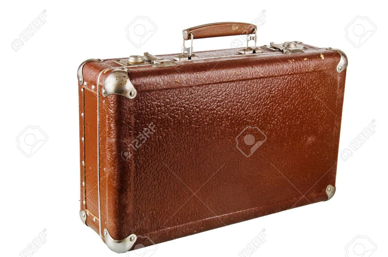24511033-vieille-valise-en-carton-isolé-sur-blanc