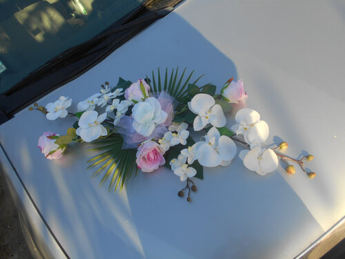 Décoration de voiture pour mariés - ventouse fleurie blanc et