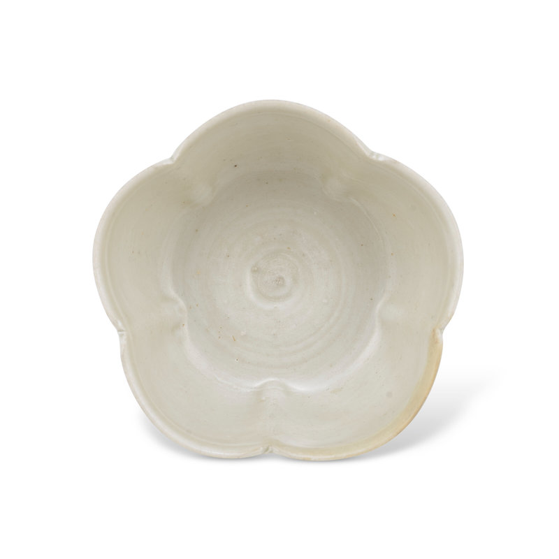 2022_HGK_20845_3114_004(a_white-glazed_floral-form_stem_cup_and_cup_stand_song-jin_dynasty012425)