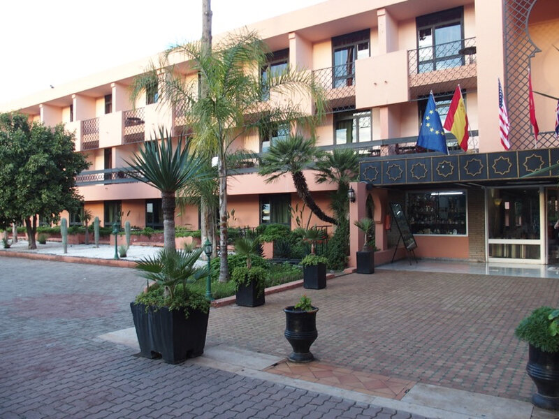 2 la façade d'entrée de l'hôtel Chems
