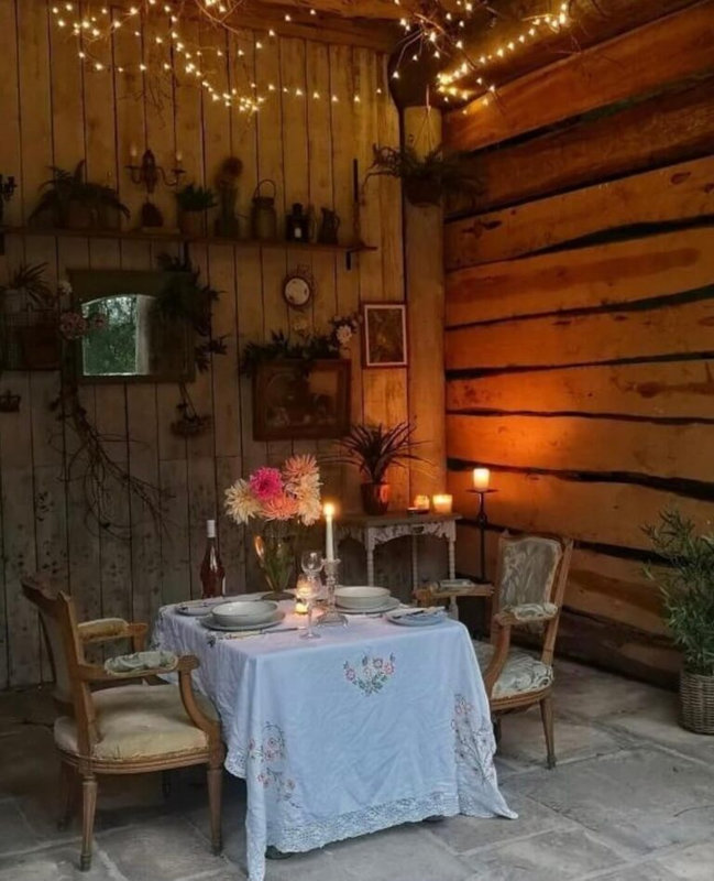 cozy-outdoor-dining-space-log-house-nordroom-768x946