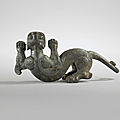 Rare support de vase en bronze en forme d’un tigre, dynastie des zhou orientaux, fin de l'époque printemps-automne