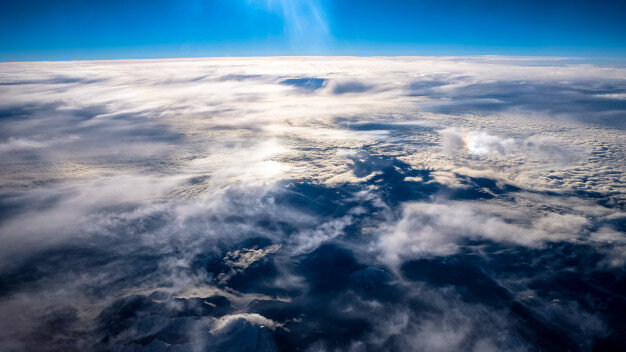 belle-vue-nuages-montagne-sous-ciel-clair-tire-avion_181624-3679