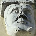 Embrun insolite : bas-reliefs et pierres sculptées de façades