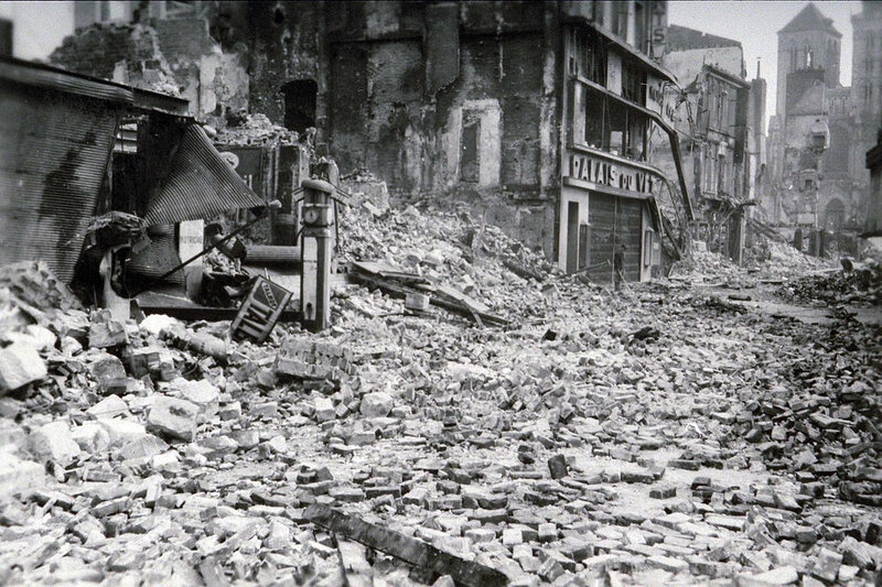 1280px-Lisieux_en_ruines_après_les_bombardements_alliés_de_juin_1944_rue_Henry-Chéron