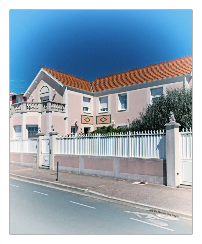 Chatellaillon vila rose ciel bleu 240419 vintage