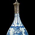 Vase bouteille en porcelaine bleu blanc 'kraak', chine, dynastie ming, époque wanli (1573-1619)