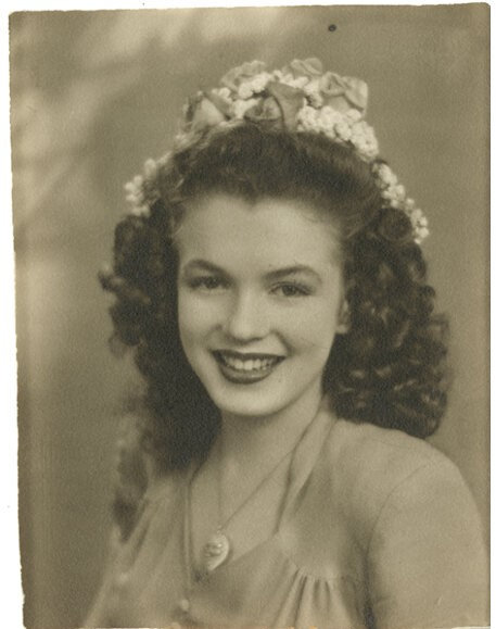1944-Norma_Jeane-Radioplane_beauty_contest-010-1