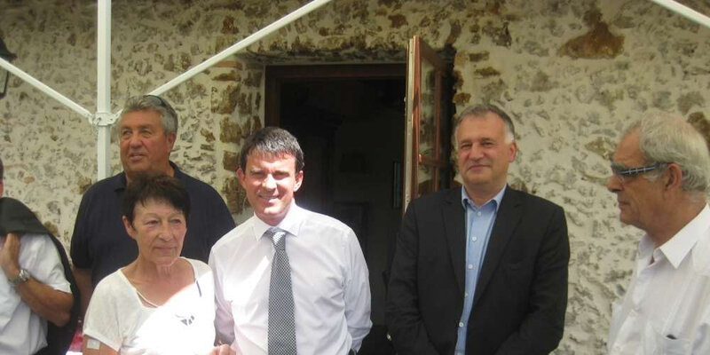 Photo-les-personnalites-a-la-sortie-du-restaurant-en-compagnie-de-genevieve