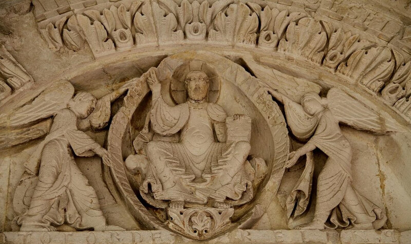 Christ en majesté avec 2 chérubins, église de Vandeins, XIIe