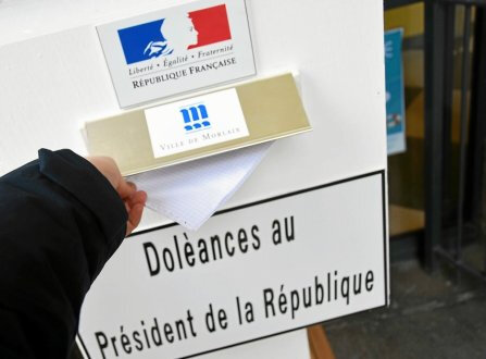 une-boite-a-lettres-destinee-a-collecter-les-doleances-a_4369954_447x330p