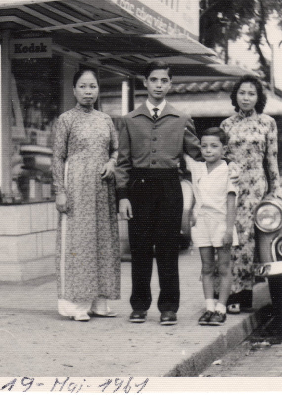 dernière photo de famille à Saigon avant de partir pour la France