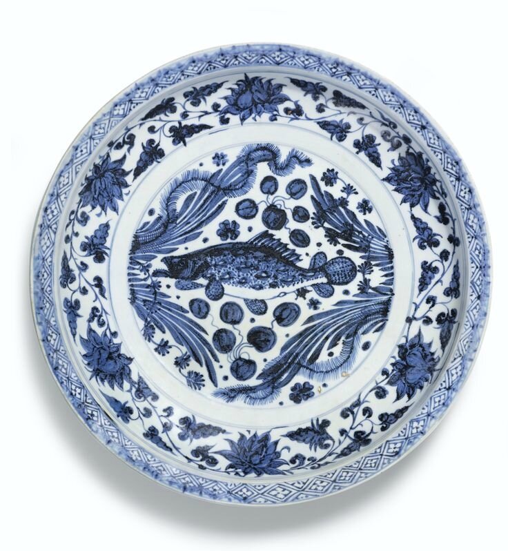 A blue and white 'fish' charger