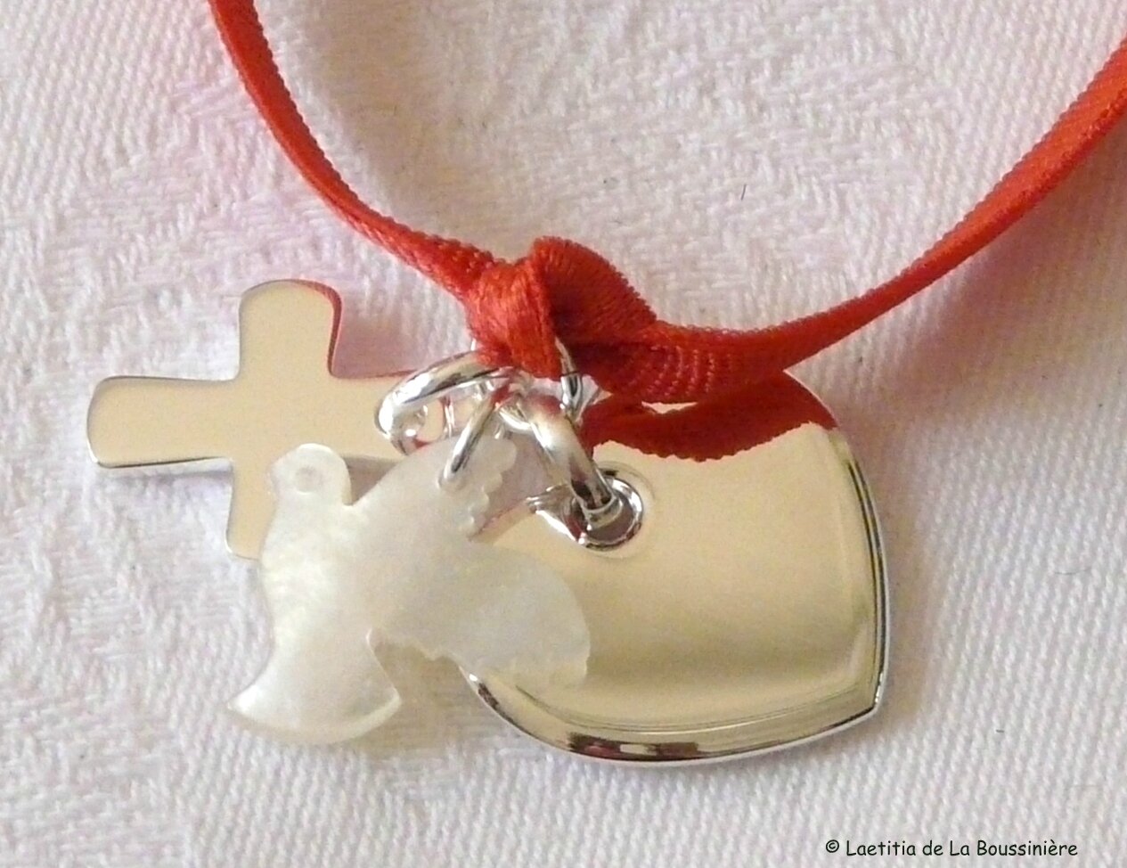 Bracelet Sainte Trinité argent massif et nacre (sur ruban élastique corail) détails - 71 €
