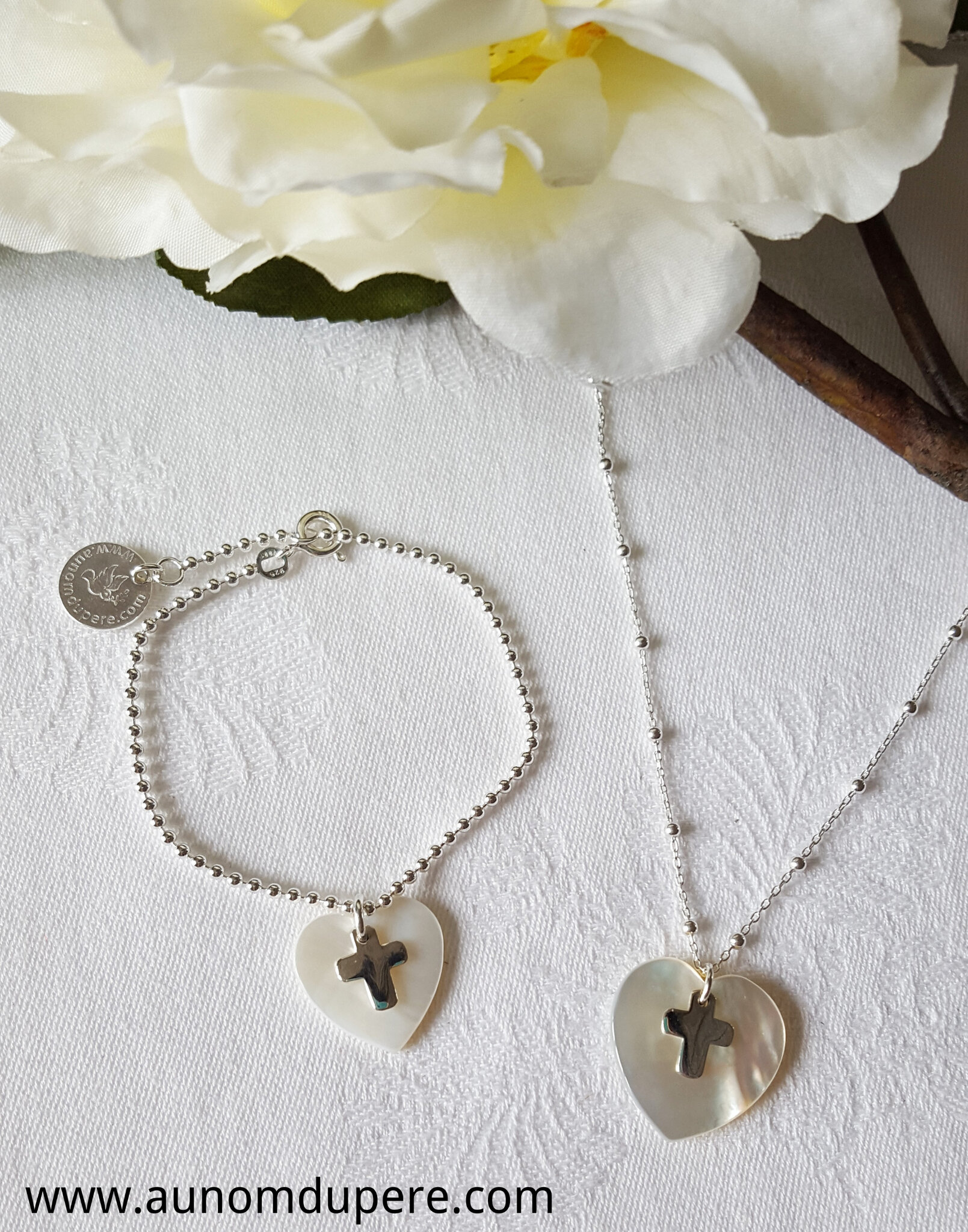 Ensemble bracelet coeur et mini Croix sur chaîne perles (29 €) et collier coeur et mini Croix sur chaîne perles espacées (48 €)