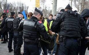 310x190_agents-verifient-sacs-gilets-jaunes-champs-elysees-paris-22-decembre-2018