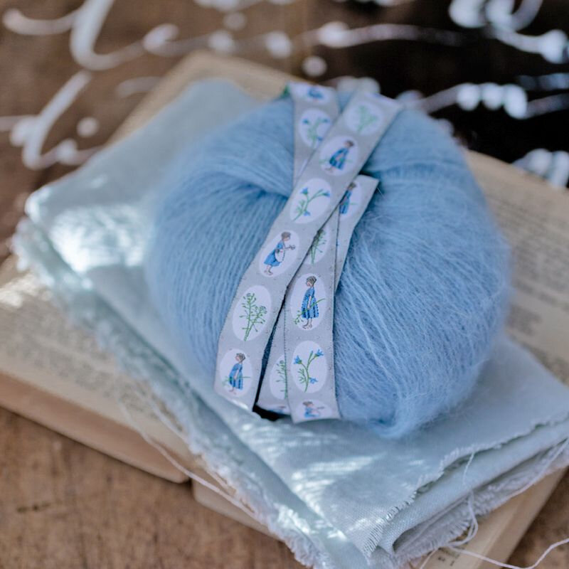 ruban petites filles dans la prairie