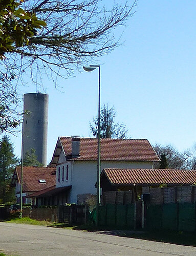 Photo-vue-sur-château-eau-côté-église