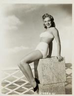 1947-01-FOX_studios-sitting01-bikini_sponge-MM-014-1