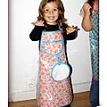 IMG_4619-owly-mary-du-pole-nord-tablier-enfant-cuisine-recette-enduit-coton-tissu-petites-fleurs-orange-blanc-fuchsia-turquoise-pois-bleu