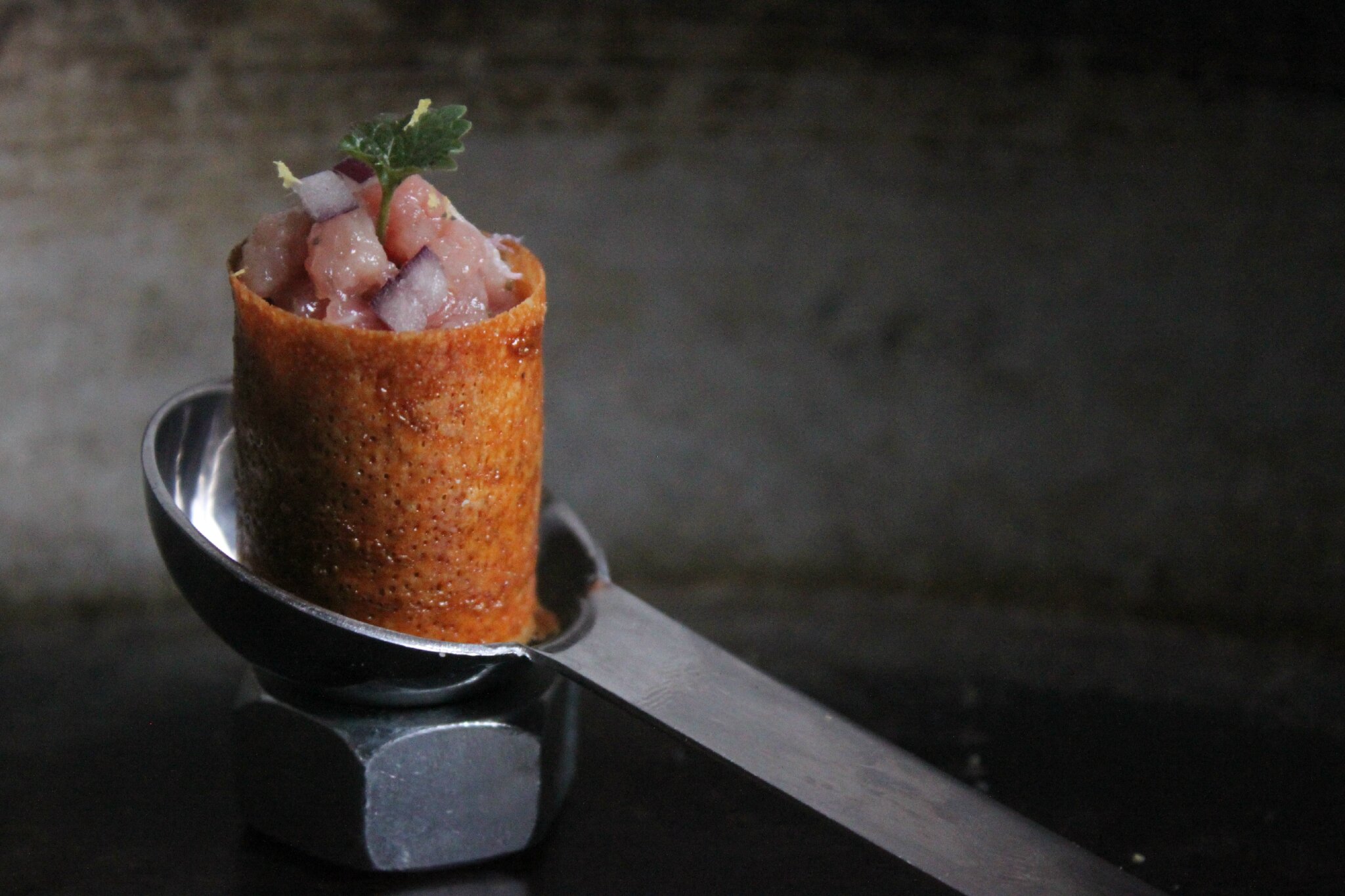 Tartare de veau au citron et lierre terrestre.