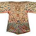 Grande robe en soie, brodée en polychromie sur fond rose, chine, dynastie qing, fin du xixe siècle