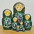 Déco ... poupees russes vertes * famille de 7 poupées 