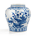 Rare jarre en porcelaine bleu blanc, marque et époque jiajing (1522-1566)