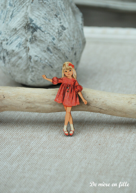 fillette blonde robe rouge à carreaux