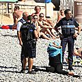 Burqini: les images d'une femme musulmane forcée de se déshabiller par des policiers armés sur une plage de nice