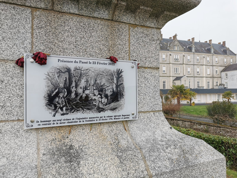 Une plaque en souvenir du massacre de 1794 à l’Anjouinière