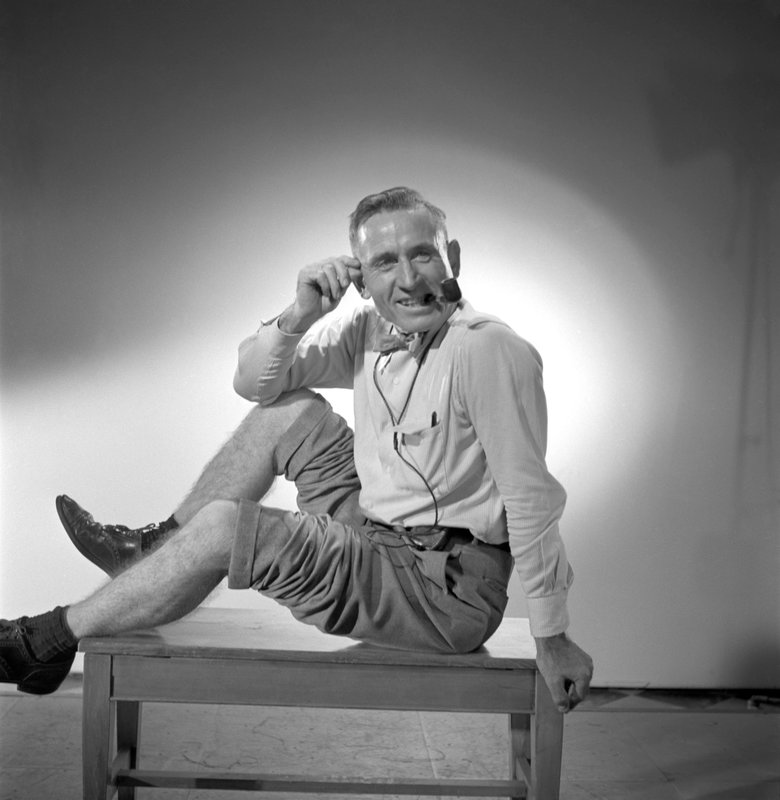 1951-10-QUICK_sitting-MM_as_Harlow-Theisen_by_Rupert_Allan-1