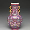 Vase tétralobé avec décor de brocard de fleurs, règne de qianlong (1736-1795)
