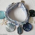 Bracelet sur ruban d'Anjo bleu composé de médailles en nacre gravées, d'une Croix de Jérusalem et nacre et d'une colombe en nacre - Copie