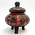 A rose and green overlay Beijing glass tripod and cover depicting buddhist emblems, China, marked. photo Nagel Auktionen