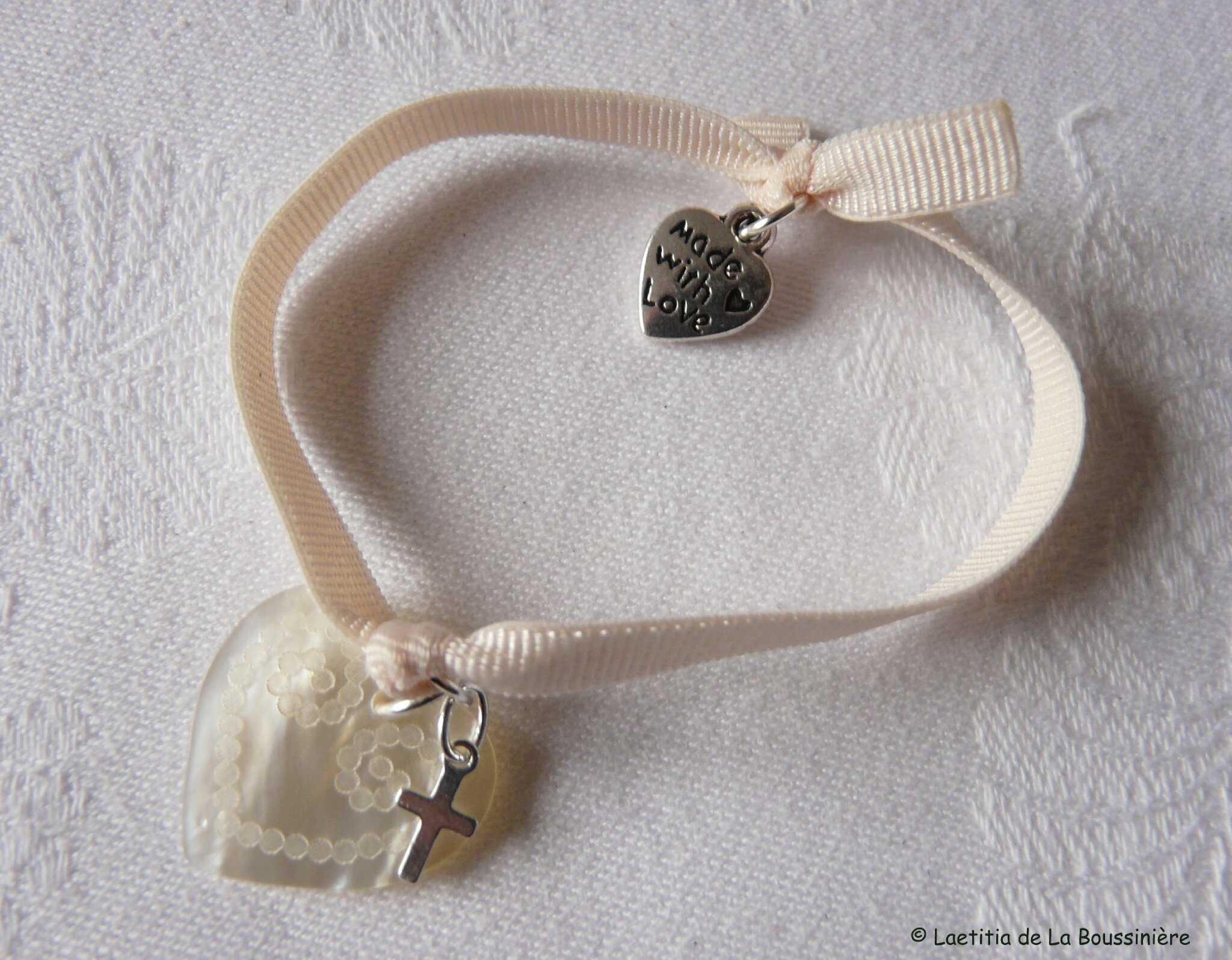 Bracelet sur ruban élastique coeur gravé en nacre et mini Croix en argent massif