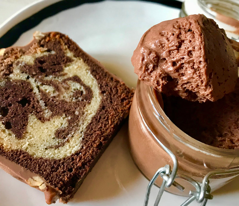 marbré glacé aux noix de pécan, mousse aux deux chocolats