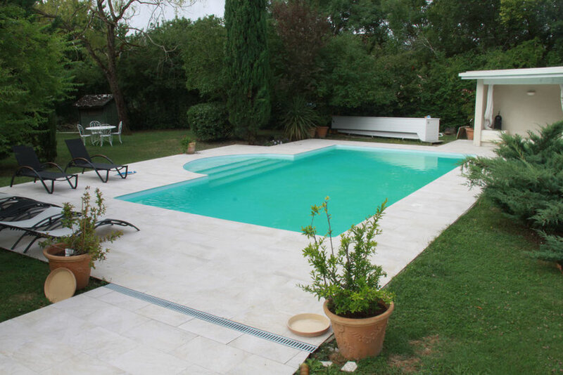 Une terrasse de piscine réalisée par carreleur31