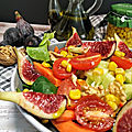 Salade de légumes avec maïs et figues fraîches