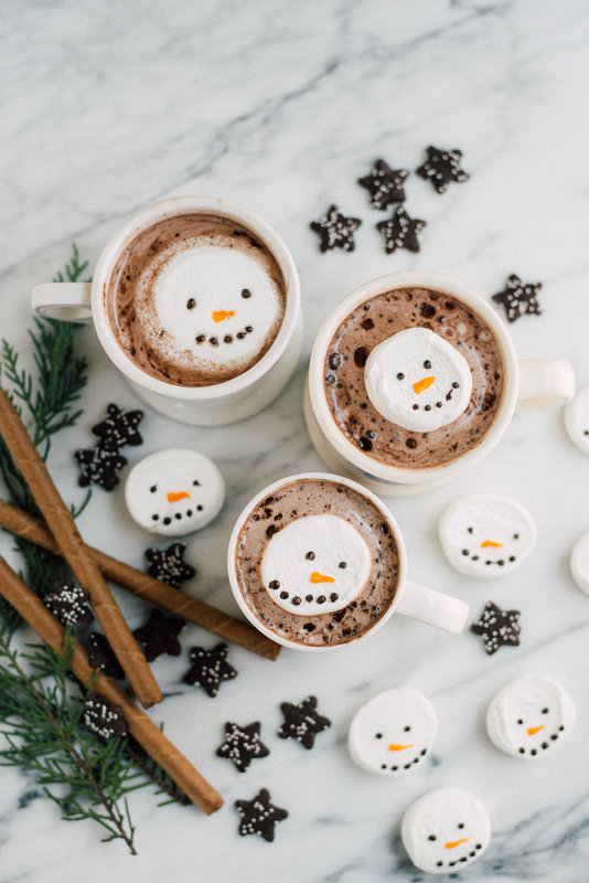 Chocolat chaud : les régressifs chamallows décorés en bonhommes de neige
