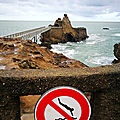 Biarritz, Rocher de la Vierge et panneau (64)