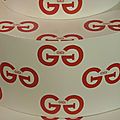 Détail du gâteau avec le logo GIGI
