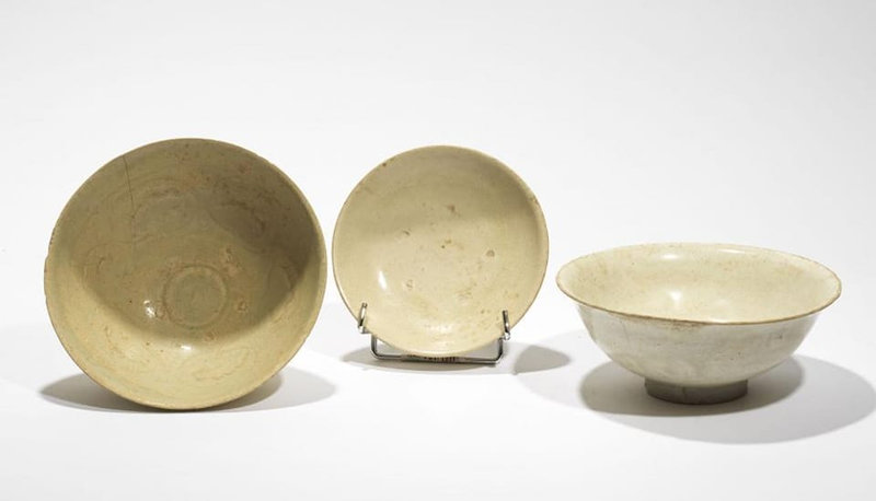 Lot composé de deux bols (dont un céladon à décor incisé et peigné) et une assiette, Vietnam, dynastie des Trần, 13°-14° siècle