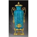 Grande fontaine en porcelaine de chine gaufrée émaillée bleu turquoise, dynastie qing xviiie-xixe siècle, monture de bronze doré