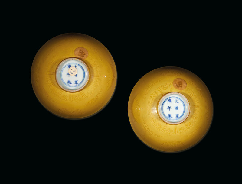2022_PAR_19770_0502_003(paire_de_bols_en_porcelaine_201maill201e_jaune_chine_dynastie_qing_mar123508)