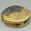 Boîte à maquillage à quatre compartiments en forme d'éventail et à décor de tissus noué, japon, époque edo (1603-1868), 18e sièc