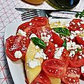 Salade tomates cerise, pêche et feta avec vinaigrette de miel et moutarde